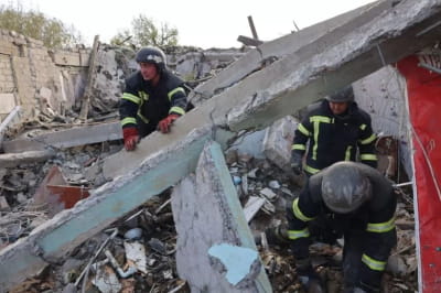 Спасатели на месте удара в селе Гроза