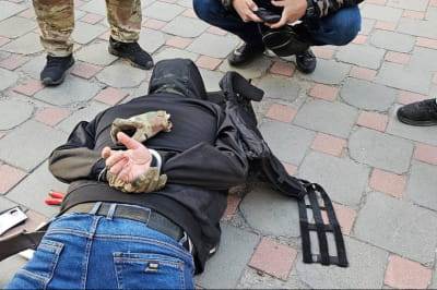 У Києві затримали озброєного чоловіка, який захопив бізнес-центр