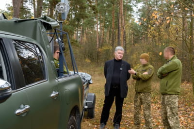 Порошенко відправляє на фронт мобільну установку РЕБ