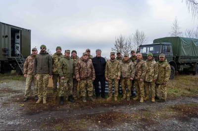 Команда Порошенка передала танковій бригаді техніку та спорядження для бліндажів