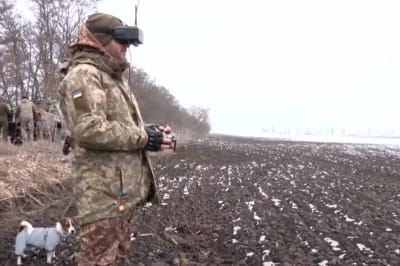 Військовий керує FPV