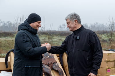 Порошенко передав вантажівки та гідрокостюми бійцям ЗСУ
