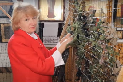 Волонтерка плете сітки для військових