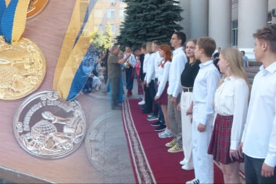 випускники