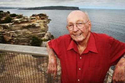 Это Дон Ричи. Он жил рядом с The Gap, местом в Сиднее, Австралия, известным многочисленными попытками самоубийства. Каждый раз, когда он видел кого-то в беде, он заходил и приглашал их домой на чай. К тому времени, когда он умер в 2012 году, он спас более