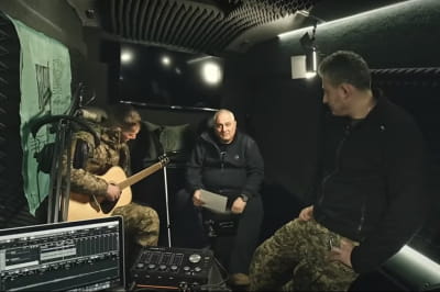 Юрій Іваськевич співає пісню Птахи
