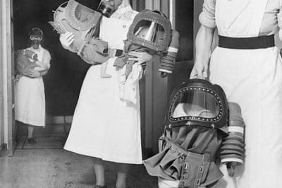 Младенцы в противогазах во время Второй мировой войны