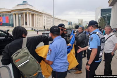 Полиция мешает протестующим развернуть украинский флаг