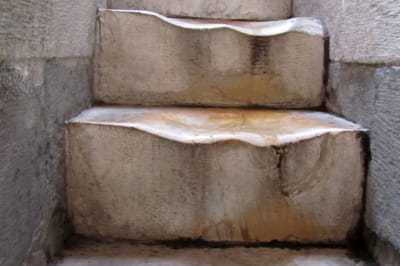 Потерті сходи Пізанської вежі