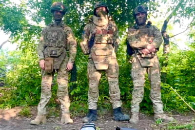 військові