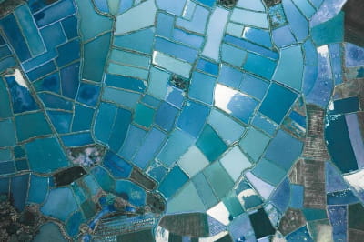 Эти китайские рисовые поля выглядят как витражи.