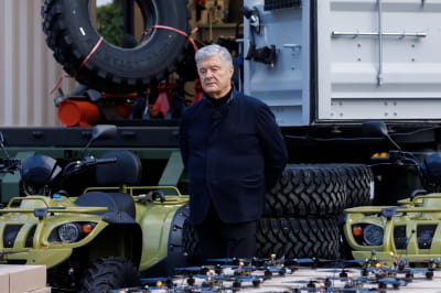 Порошенко везе допомогу