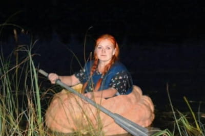 Россиянка на лодке из тыквы