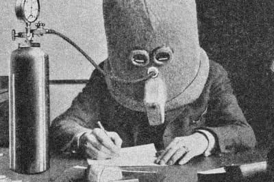 Шлем против отвлечения, 1925 год. "Изолятор", созданный писателем-фантастом Хьюго Гернсбеком, являлся деревянным шлемом, разработанным для блокировки 95% окружающего шума.