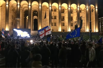 Грузинська опозиція мітингує біля парламенту