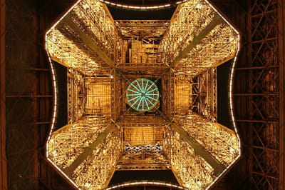 Эйфелева башня снизу