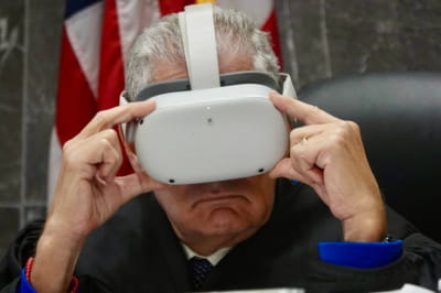 Суддя в окулярах віртуальної реальності 