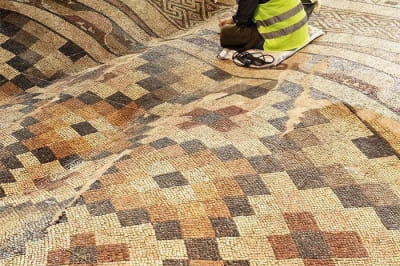 Эта римская мозаика, найденная в Антакье, Турция, которую назвали «летающим ковром», была настолько искусно изготовлена, что сохранила свой сложный дизайн, несмотря на волнообразные искажения, вызванные землетрясениями.