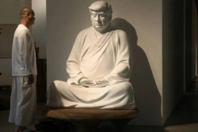 Фигура Дональда Трампа в виде Будды