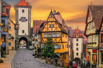 Ротенбург-об-дер-Таубер, добре відомий своїм добре збереженим середньовічним старим містом, є одним із чотирьох міст у Німеччині, де досі є повністю недоторкані міські стіни