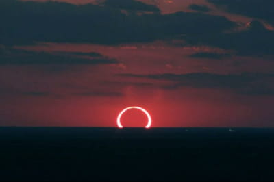 Приходилось ли вам видеть одновременно закат и солнечное затмение? Дэн МакГлаун сделал этот невероятный снимок в парке штата Биг Спринг, штат Техас, 20 мая 2012 года.