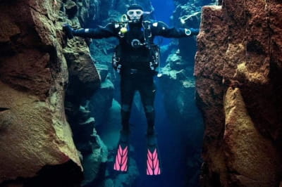 Трещина Сильфра в Исландии – одно из немногих мест, где можно нырять между двумя континентами. В некоторых случаях пространство настолько узкое, что можно затронуть сразу Северную Америку и Европу.