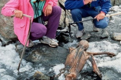 Первое фото Эци, когда он вырывается из тающего льда. В 1991 году во время похода в долину Эцталь в Альпах немецкие туристы обнаружили мумию, ставшую известной как Эци. Он пролежал во льду более 5300 лет, прежде чем его обнаружили.