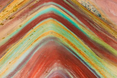 Радужные горы, Перу. Также известная как Виникунка, яркая серия цветных полос горы – результат ее уникального минералогического состава, который можно наблюдать вдоль ее склонов и вершин.