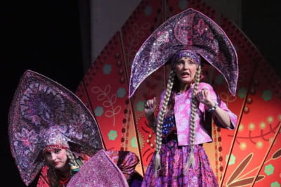 В Мариупольском драмтеатре россияне устроили представление в кокошниках