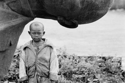 Хлопчик стоїть перед поваленою статуєю Леніна, Ефіопія, 1991 рік