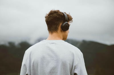 Мужчина в наушниках