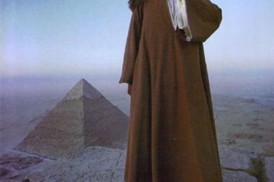 Єгипетський чоловік курить на вершині піраміди Гізи, Єгипет, 1981 рік