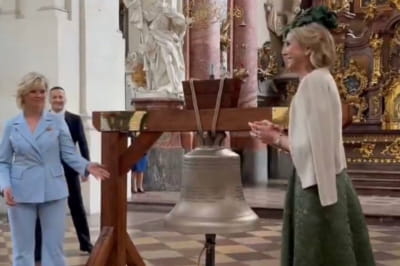 Нідерланди передали Чехії дзвін, відлитий із російської зброї