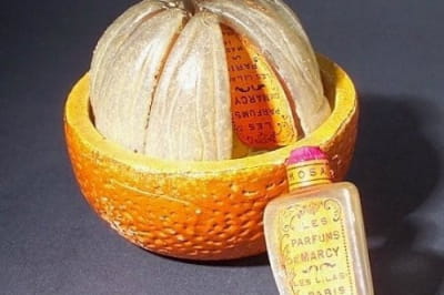 Флакон для духов, состоящий из восьми маленьких стеклянных бутылочек в форме частиц апельсина, 1925 год