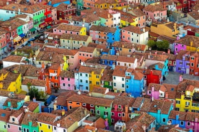 Бурано. Яскраві кольори будинків на цьому острові були навмисно обрані з практичною метою: допомогти рибалкам орієнтуватися в густому тумані, зробивши їхні будинки добре помітними та легко впізнаваними.