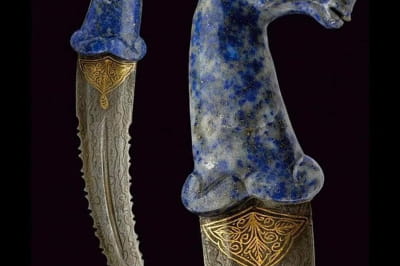 Персидский кинжал Ханджар 19-го века с характерной рукояткой в форме лошади, искусно вырезанной из лазурита.