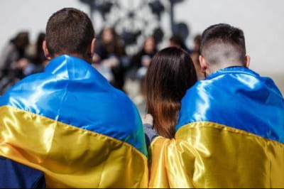 Полонені з прапорами
