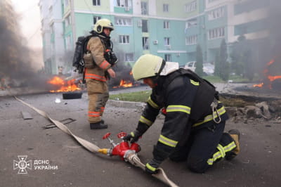 Пожежники гасять розбомблені будинки