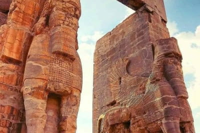 Ворота всех народов, Иран. Он был построен в правление ахеменидского царя Ксеркса I (486–465 до н. э.), сменившего Дария I Великого, основателя Персеполиса. Название памятника происходит от надписи, выгравированной на воротах.