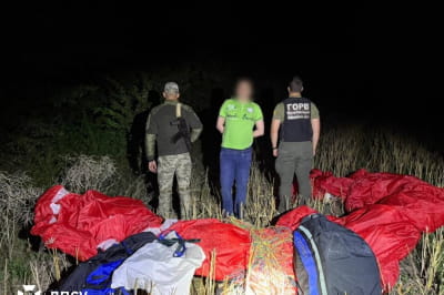 Чоловік намагався втекти до Молдови на параплані