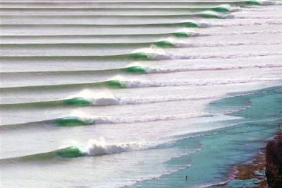 Це не штучний інтелект, це хвилі Чікама, відомі як найдовші та найбездоганніші у світі, що утворюються поблизу певного пляжу вздовж узбережжя Перу.
