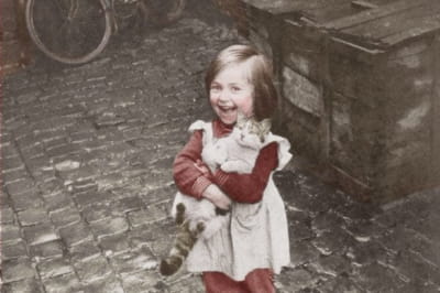 Французька дівчинка зі своїм котом у Парижі, 1959 рік