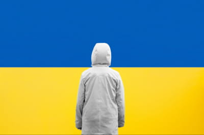 Женщина на фоне флага Украины