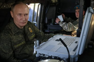 путин осматривает российское оружие и технику во время военных учений "Запад-2025"