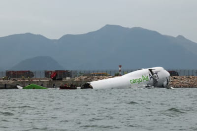 Грузовой самолет съехал со взлетно-посадочной полосы при посадке в Международном аэропорту Гонконга