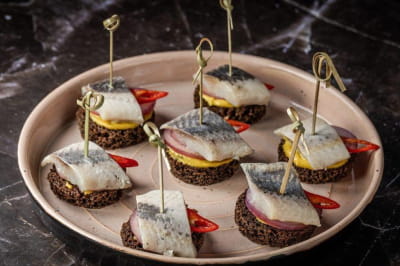 Канапки з оселедцем та гірчицею