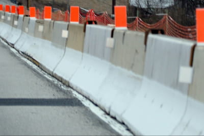 Бар'єри з бетону та сталі розділяють смуги руху