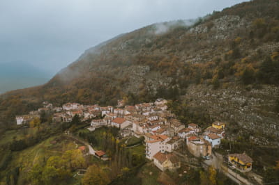 Дитина в італійському селі