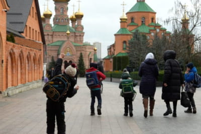 Діти і дорослі на території монастиря УПЦ МП "Голосіївська пустинь"