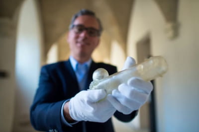 Скляний фалос